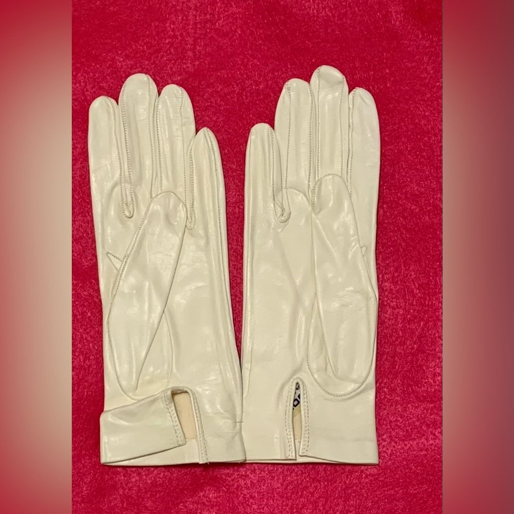 PriorityShip Vintage White Size 6.5 Madova Shiny Leather Gloves Silk Lined Wrist - Picture 2 of 8